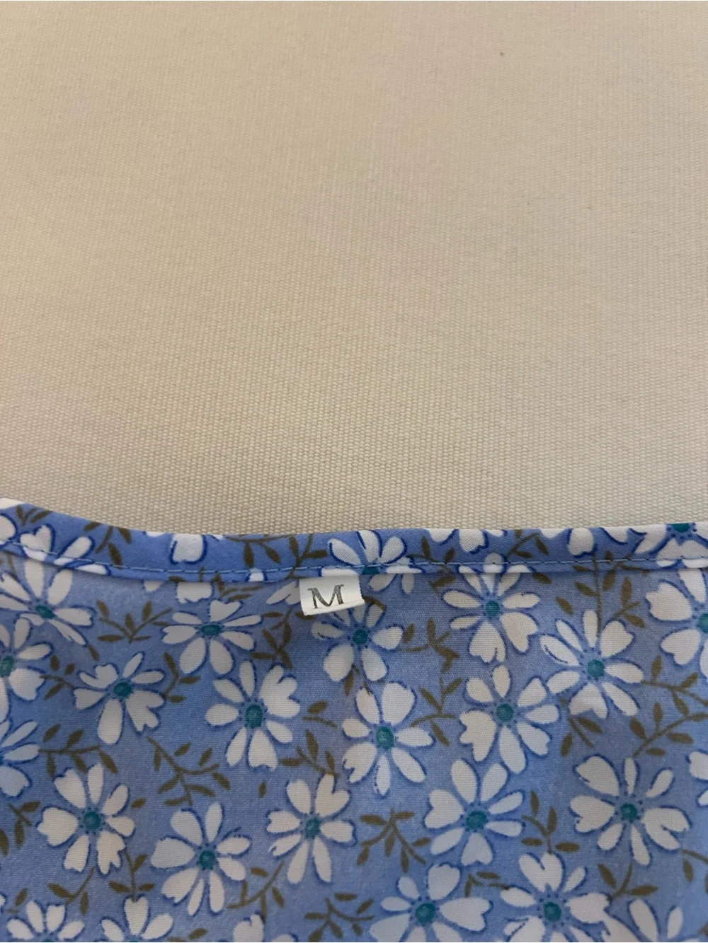HUGE BUNDLE SALE! Blue Floral V-Neck Women's Top MEDIUM - Picture 4 of 6